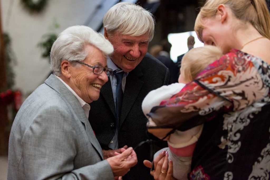 Heiraten in Stuttgart Großeltern mit Enkel