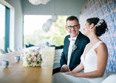 Hochzeitsfotos in Stuttgart Bräutigam lächelt zur Braut