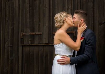 Hochzeitsfotos in Stuttgart Brautpaar küsst sich