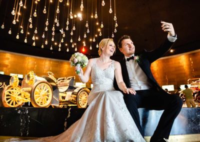 Hochzeitsfotos in Stuttgart Shooting im Mercedes Museum Stuttgart Selfie