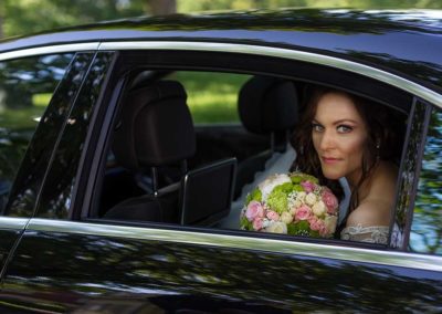 Hochzeitsfotos in Stuttgart Shooting bei Ankunft der Braut im Auto