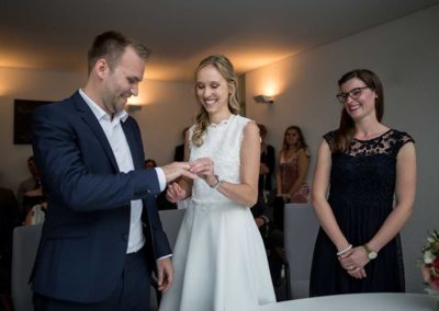Hochzeitsfotos Stuttgart- Braut steckt dem Bräutigam den Ring an