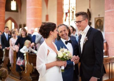 Hochzeitsfotos Stuttgart- Braut wird vom Vater übergeben