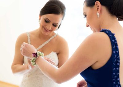 Hochzeitsfotos in Stuttgart Braut gibt Schmuck an Trauzeugin