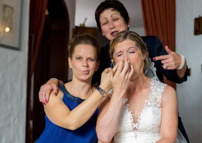 Hochzeitsfotos in Stuttgart Braut zieht grimasse
