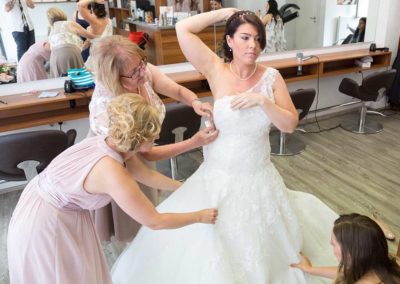 Hochzeitsfotos in Stuttgart Brautkleid anziehen Hilfe